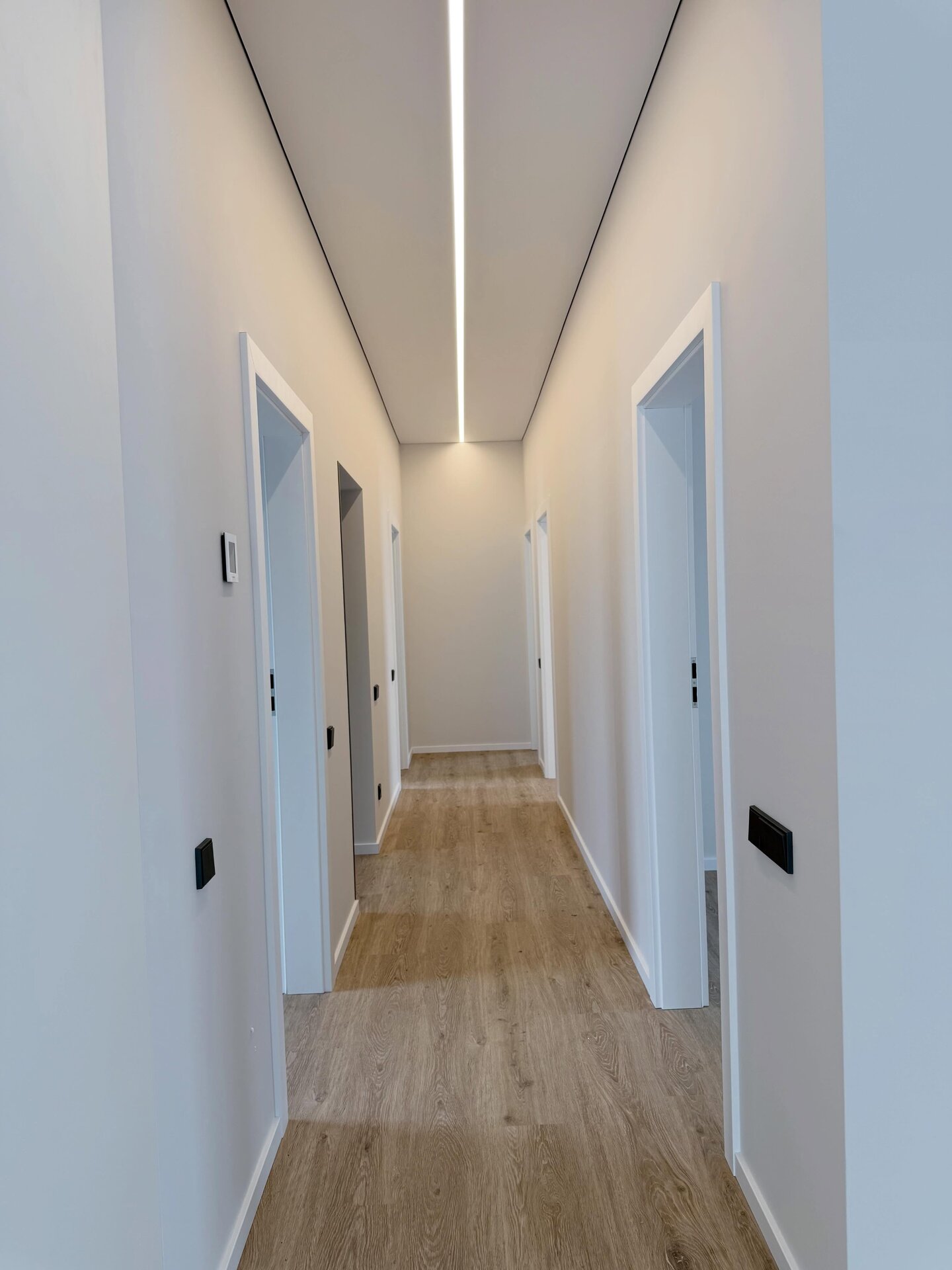 Koridorius su linijiniu LED apšvietimu