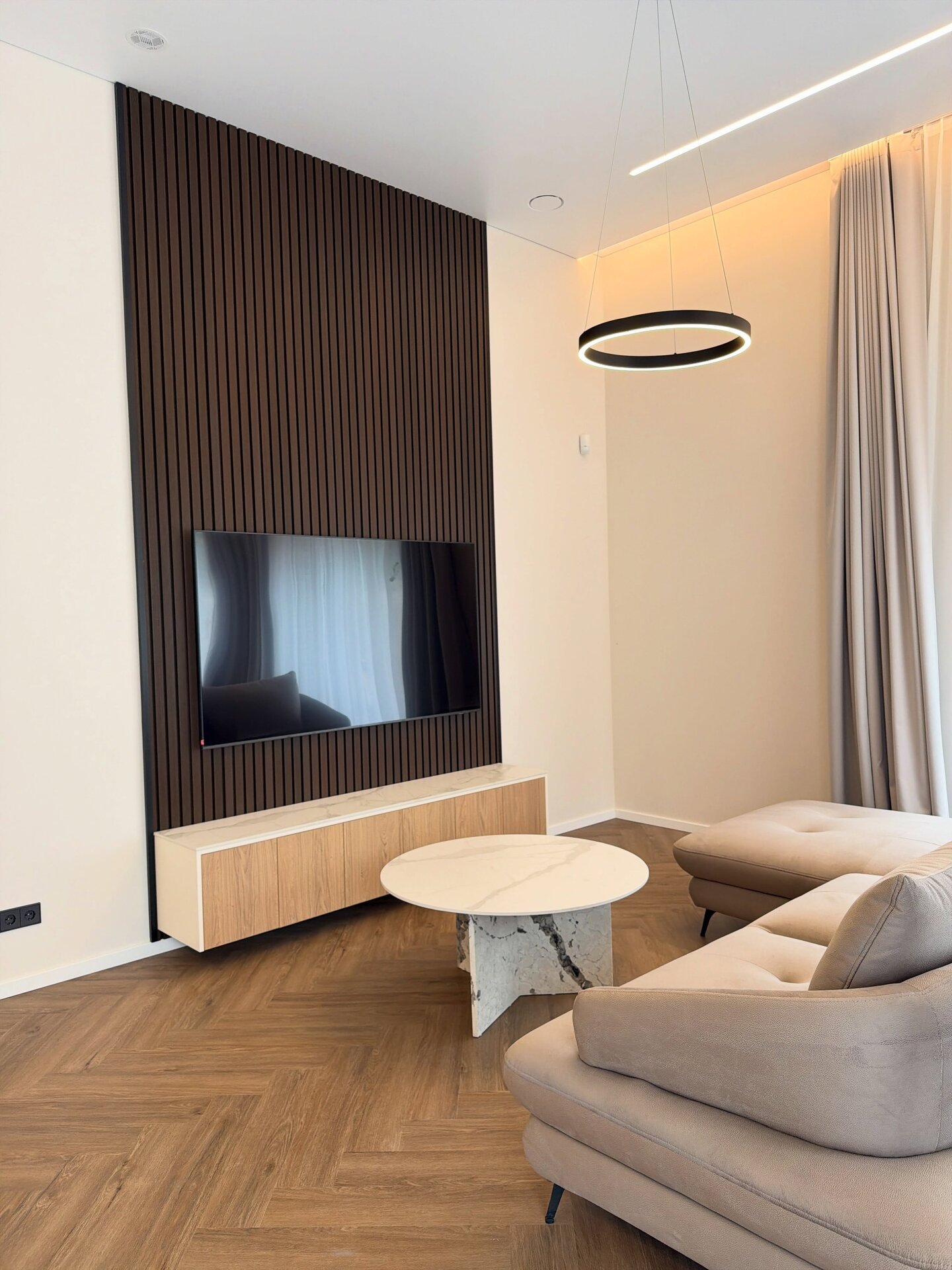 Medaus namas — Šiltas ąžuolas, tamsios WPC dailylentės ir sintered stone akcentai