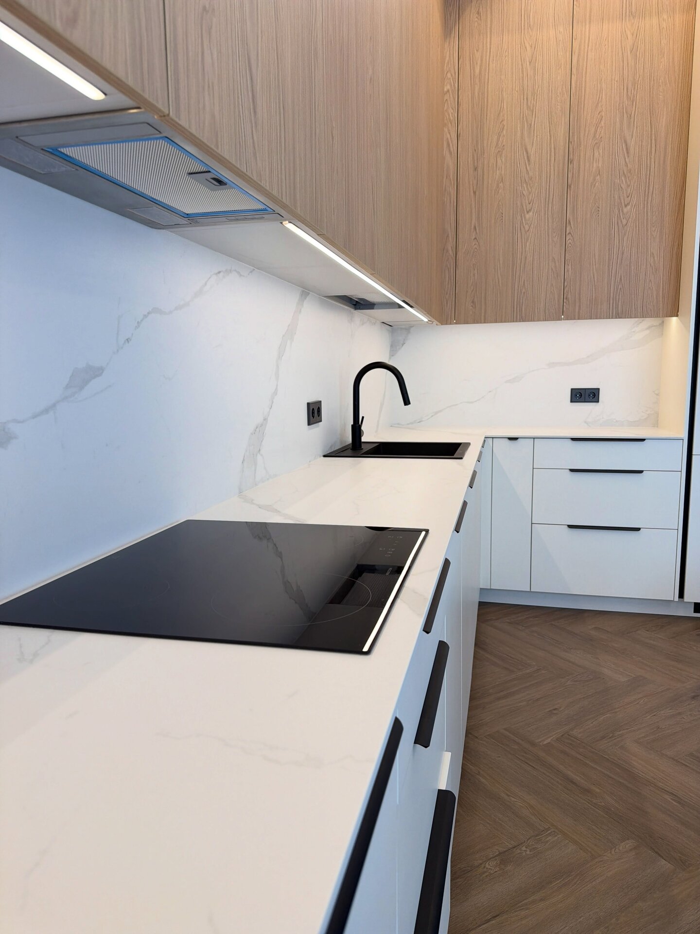 Virtuvės stalviršis ir sienelė iš sintered stone