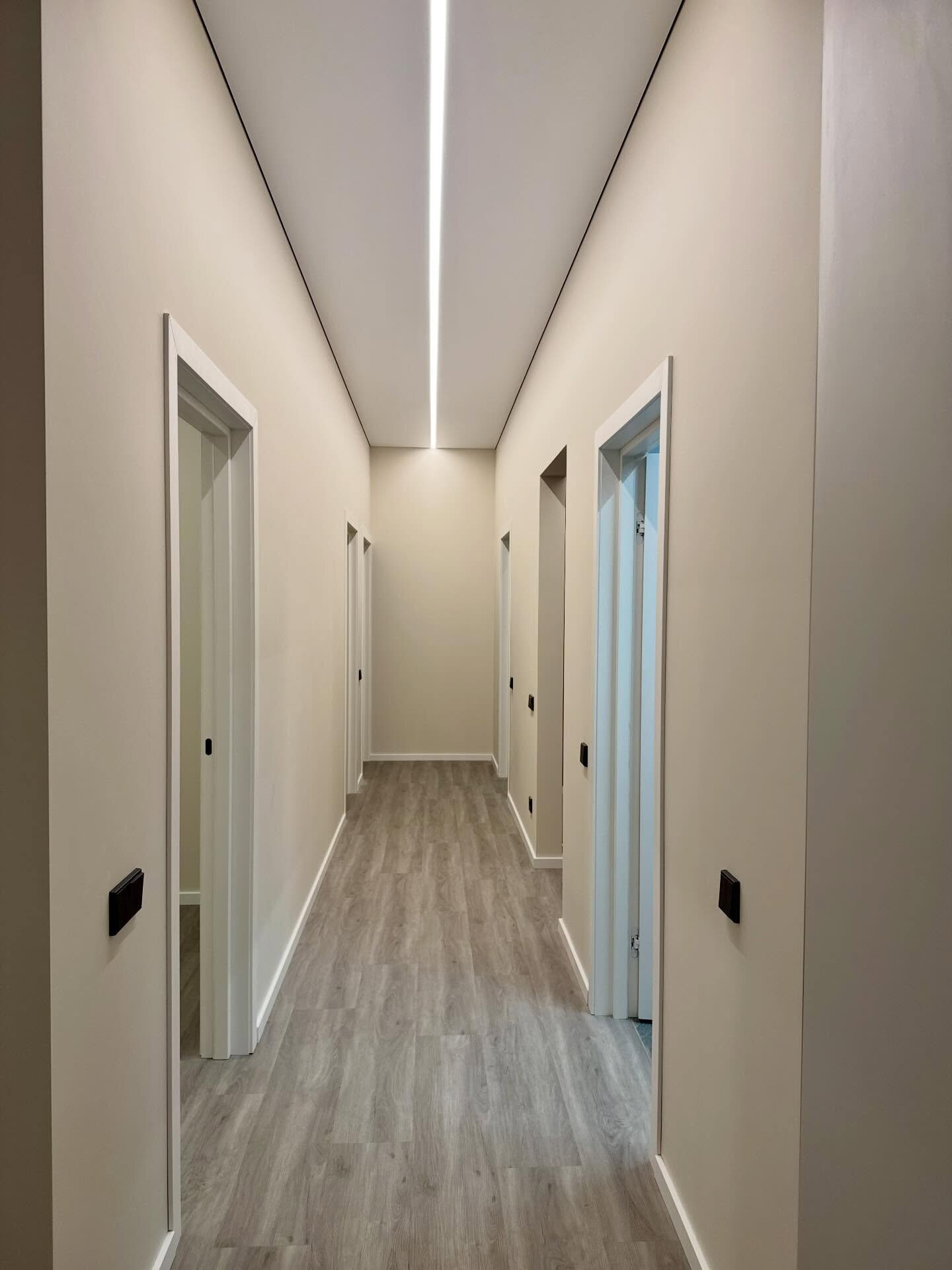 Koridorius su linijiniu LED apšvietimu