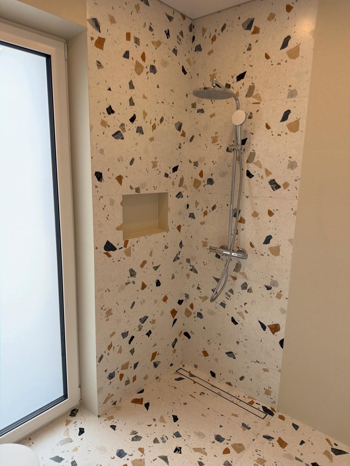 Dušo zona, išklota terrazzo plytelėmis