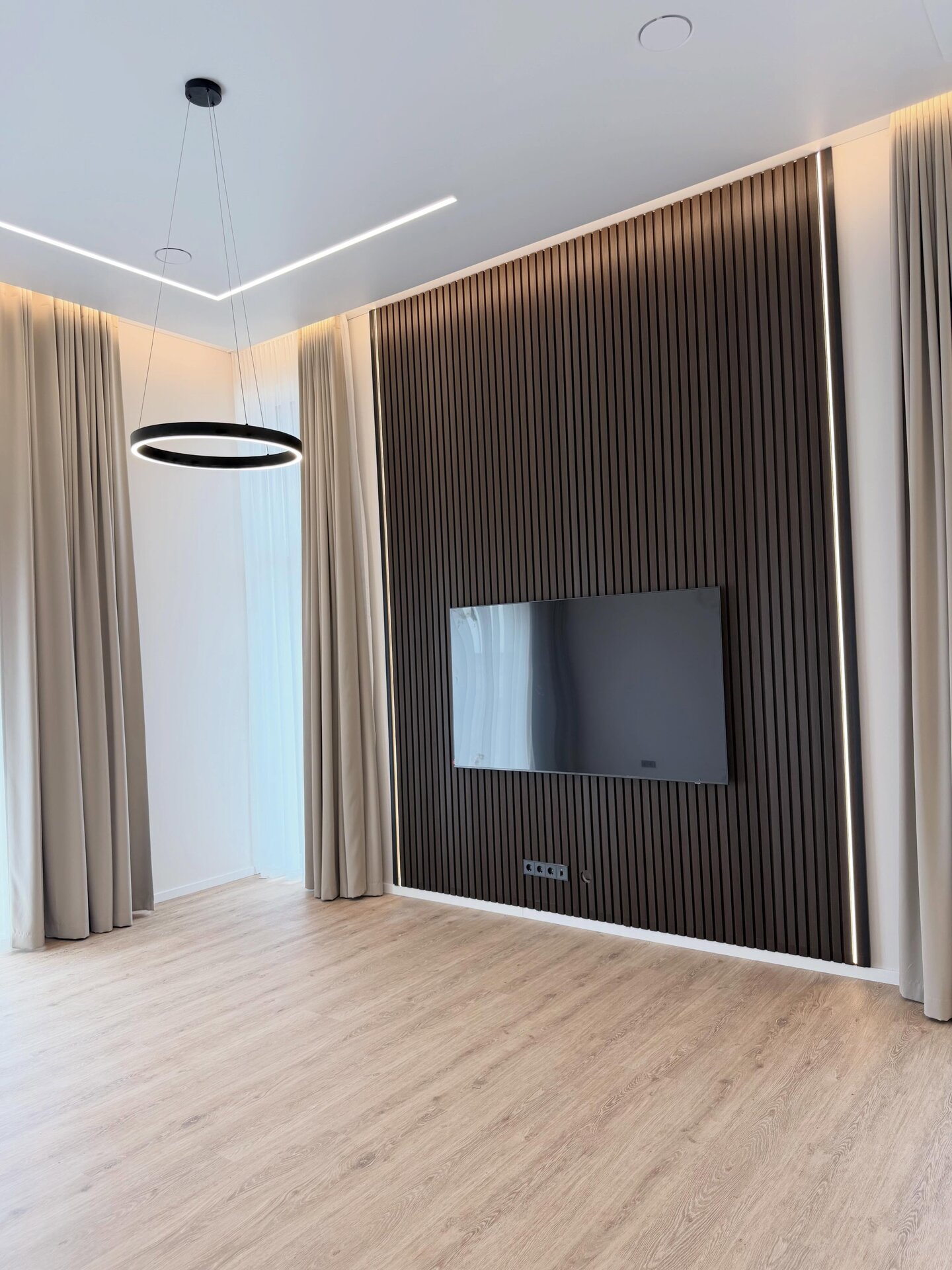 TV siena iš tamsių lamelių su LED profiliais