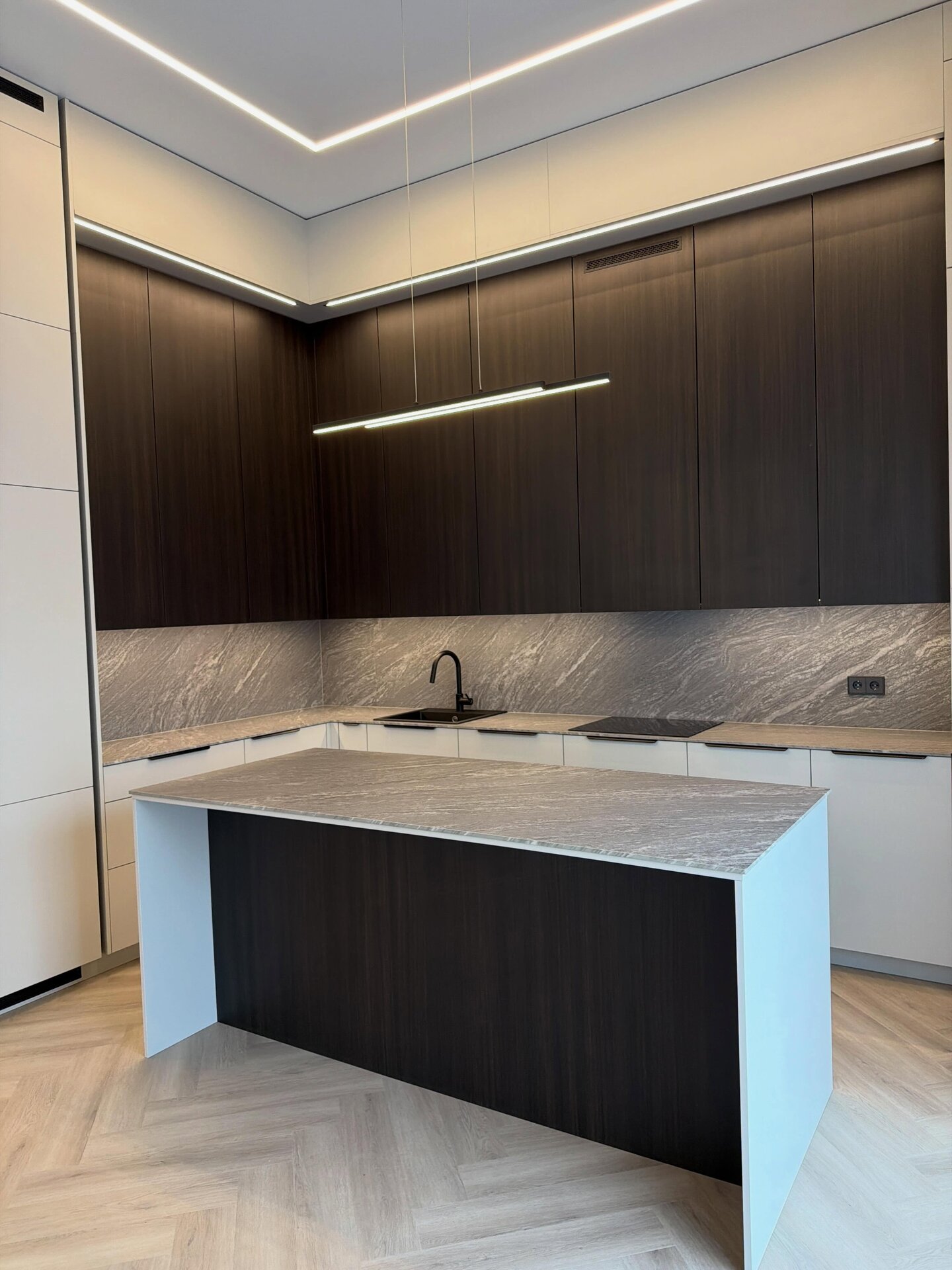 Virtuvė su sala ir sintered stone stalviršiu