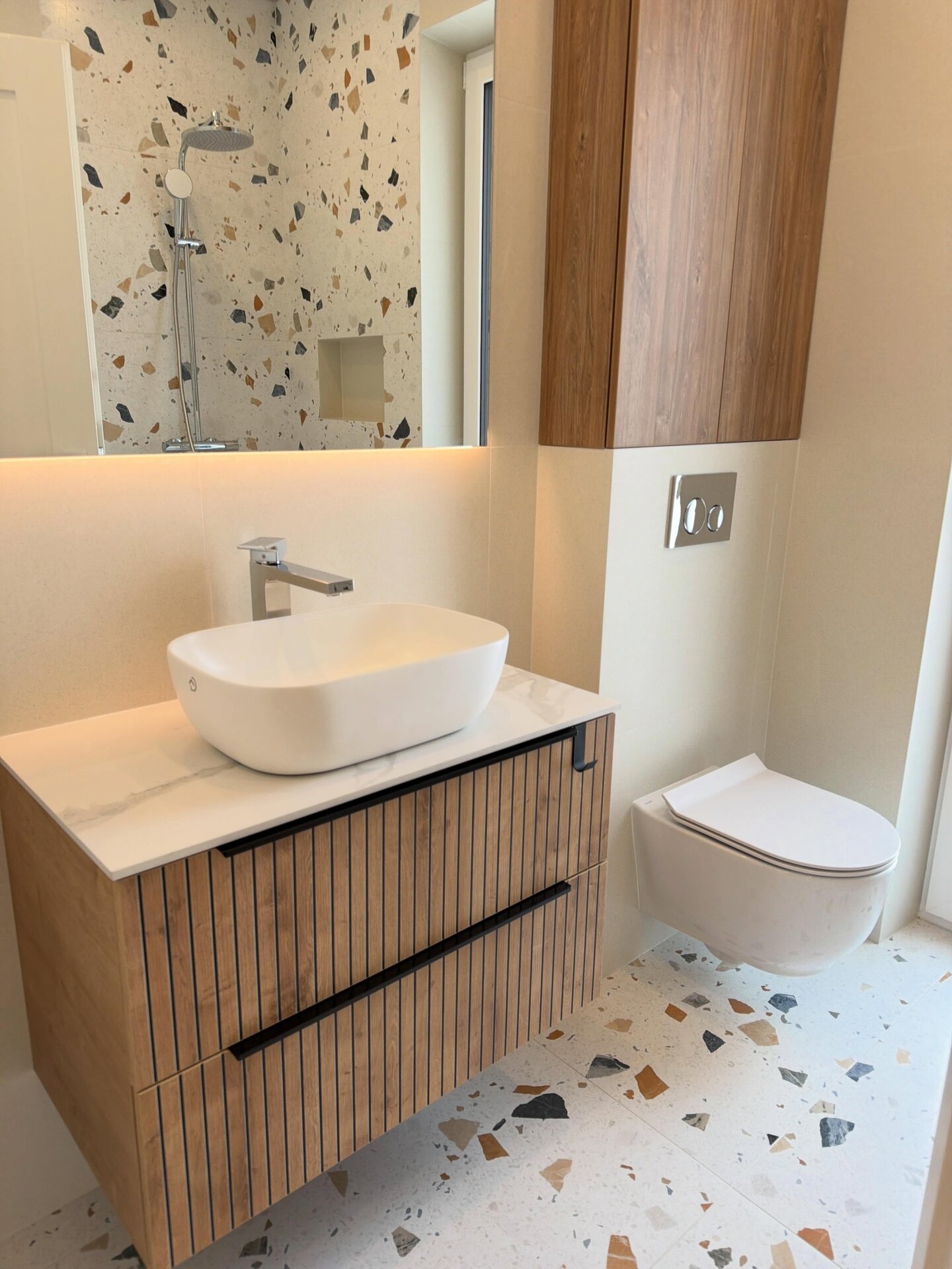Terrazzo vonios kambarys su frezuota ąžuolo spintele