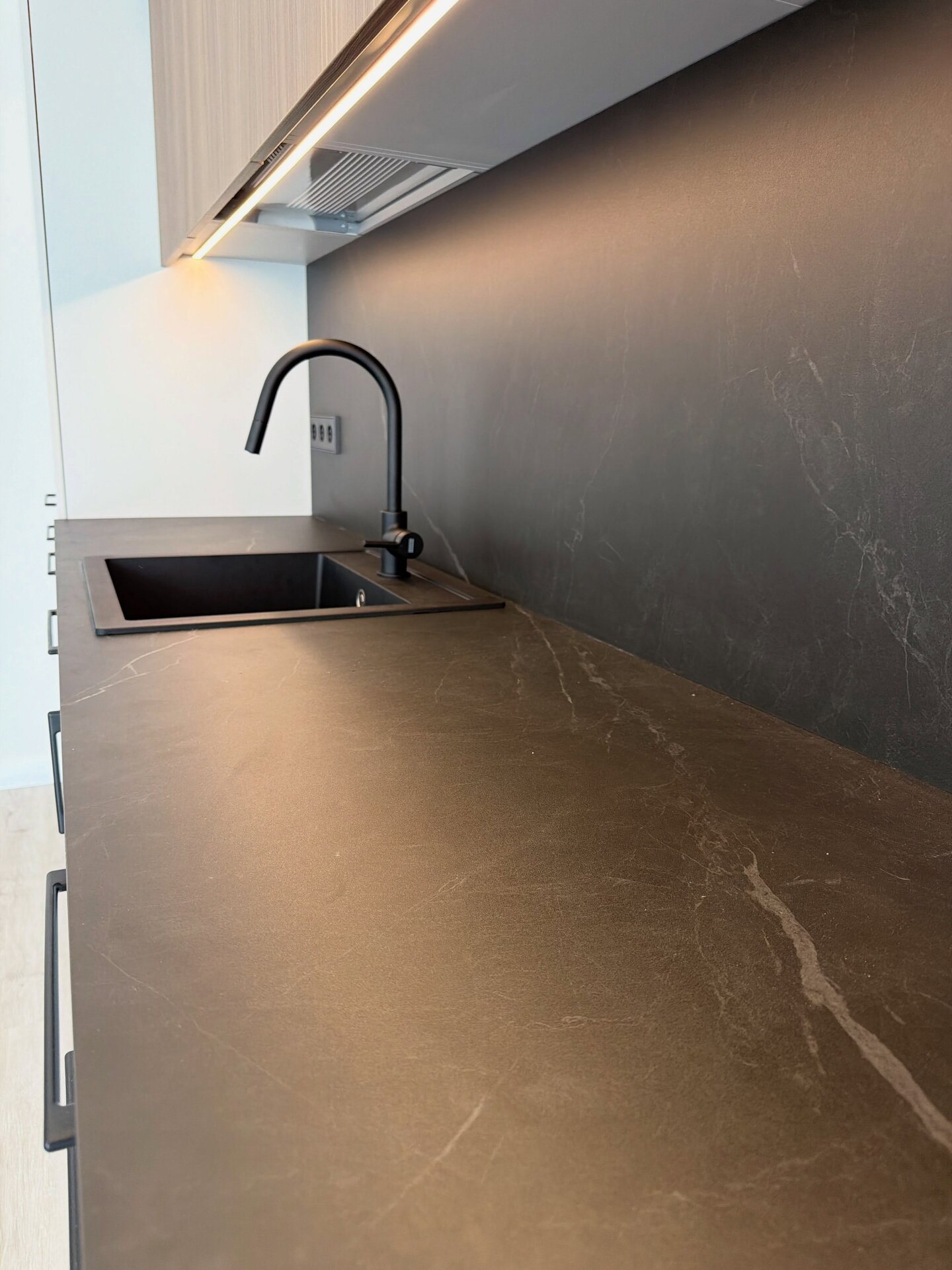 Sintered stone stalviršio ir sienelės detalė