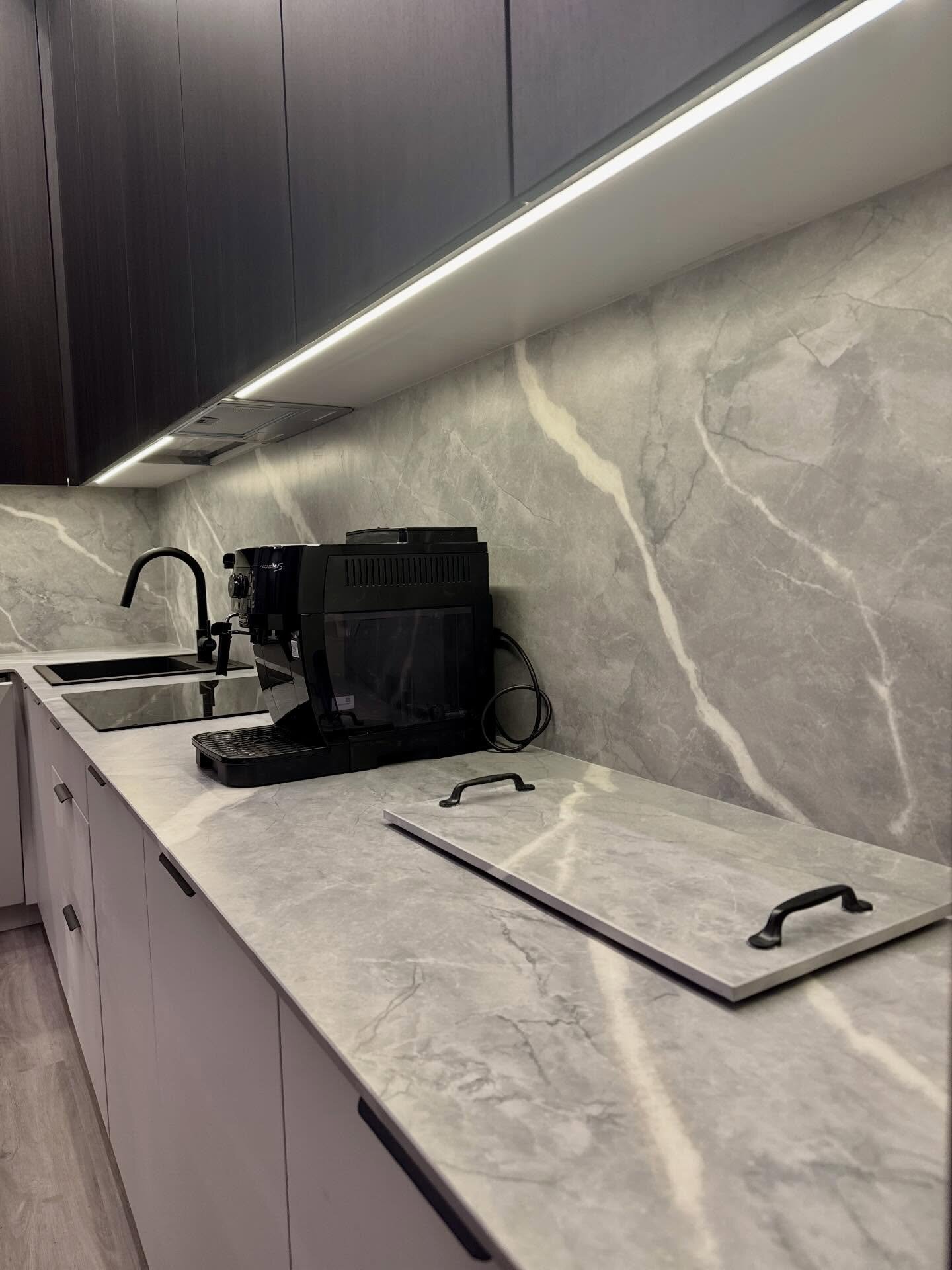 Pilko marmuro sintered stone stalviršio detalė