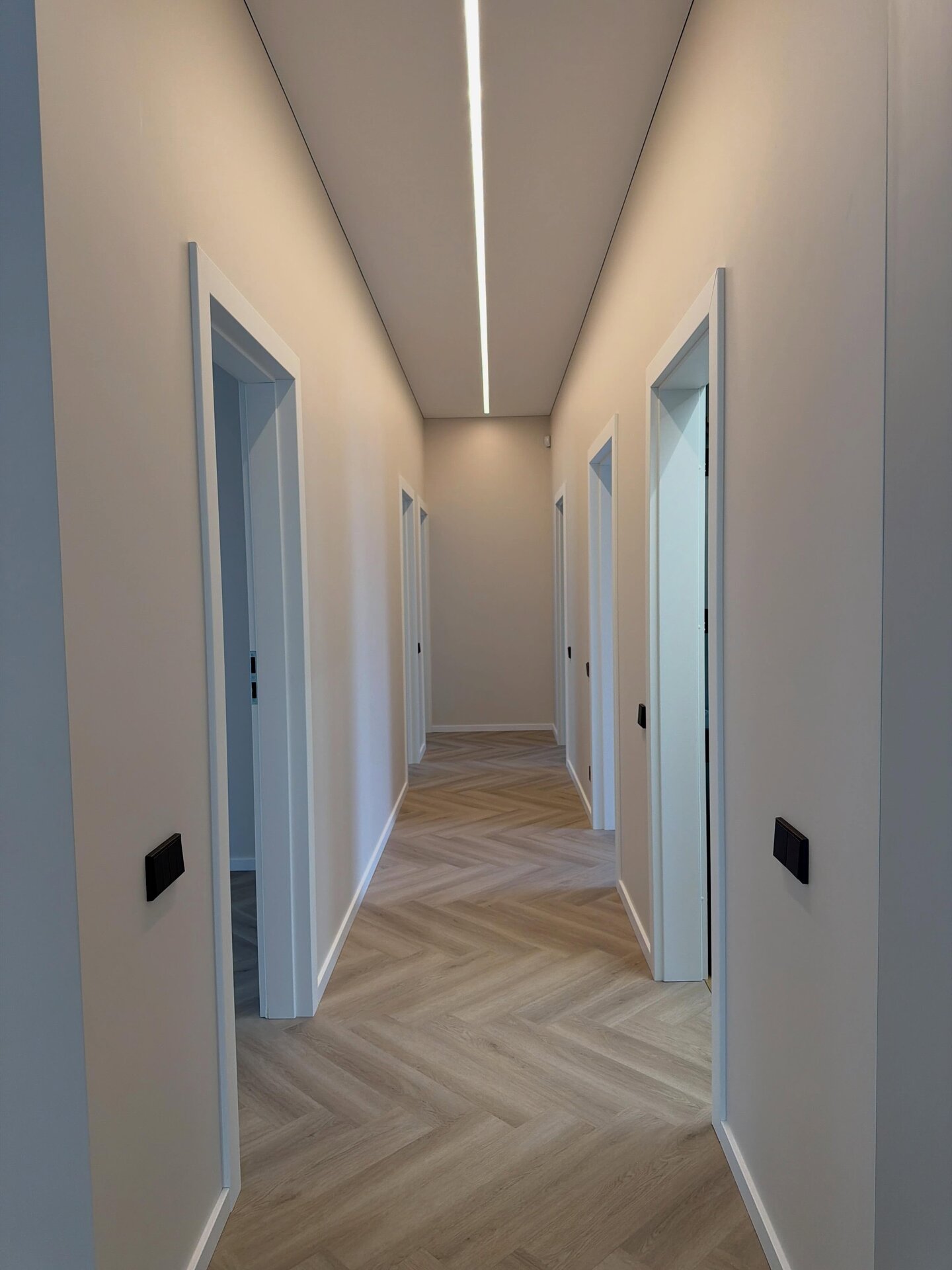 Koridorius su linijiniu LED apšvietimu