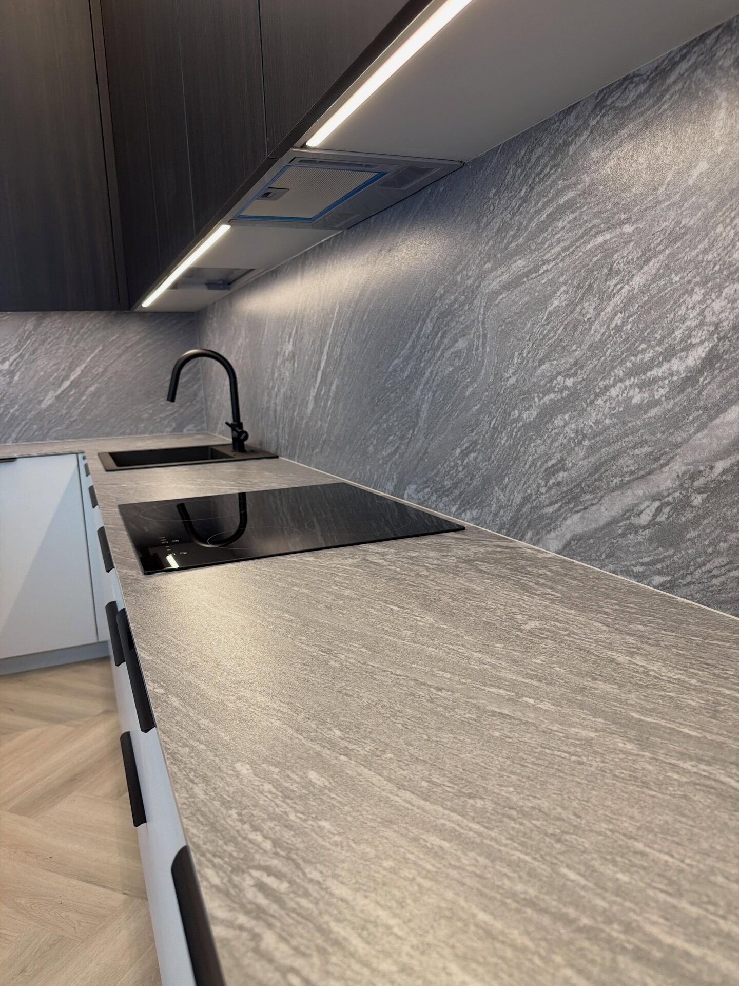 Sintered stone stalviršio ir sienelės detalė