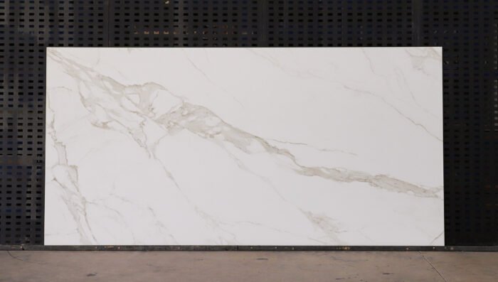 Marmuro imitacijos plytelė New Calacatta YLMWH005 – 3200x1600x12 mm - Image 1