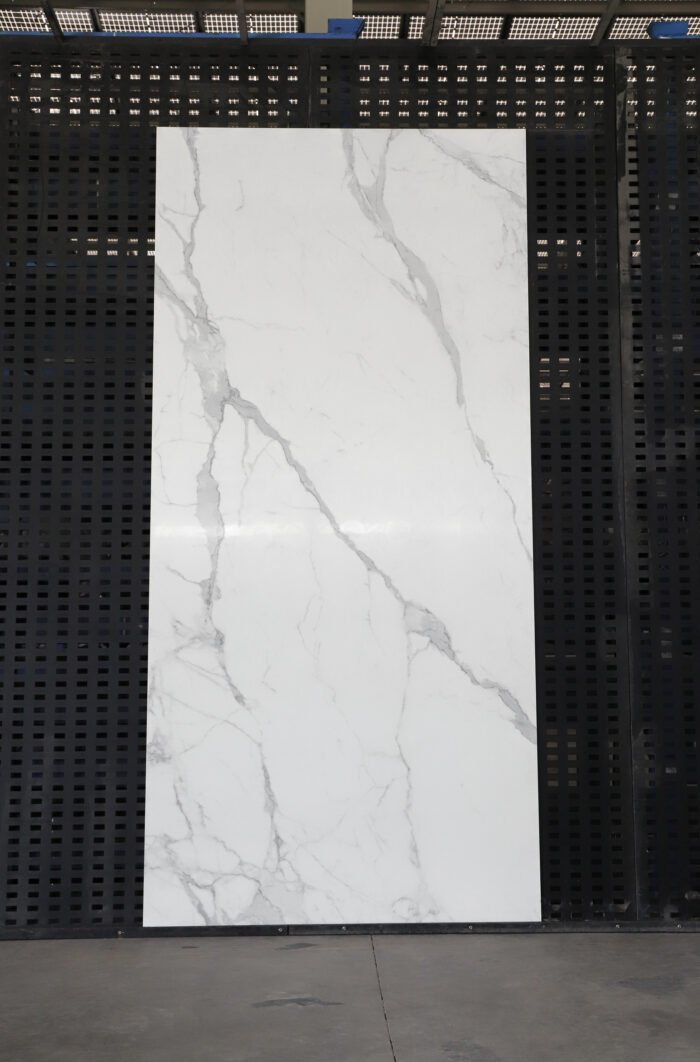 Marmuro imitacijos plytelė STATURIO YLNMWH007 – 3200x1600x6-12 mm, poliruota porcelianinė plokštė - Image 2