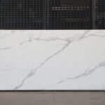 Marmuro imitacijos plytelė STATURIO YLNMWH007 – 3200x1600x6-12 mm, poliruota porcelianinė plokštė