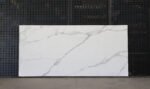 Marmuro imitacijos plytelė STATURIO YLNMWH007 – 3200x1600x6-12 mm, poliruota porcelianinė plokštė