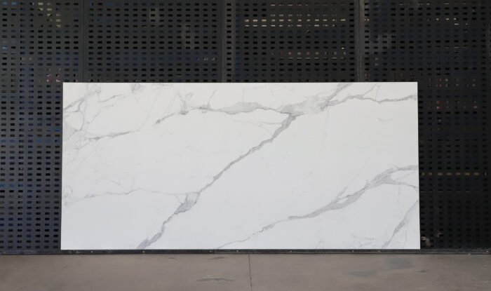 Marmuro imitacijos plytelė STATURIO YLNMWH007 – 3200x1600x6-12 mm, poliruota porcelianinė plokštė - Image 1