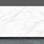 Marmuro imitacijos plytelė YLNMWH009 – 3200x1600x12 mm, staturio dizainas su auksinėmis gyslomis