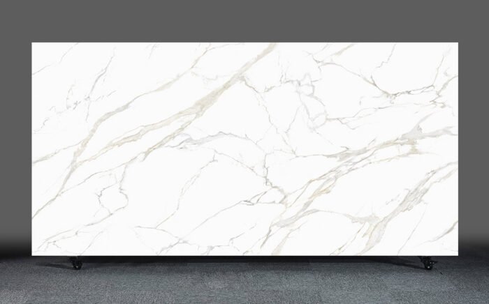 Marmuro imitacijos plytelė YLNMWH009 – 3200x1600x12 mm, staturio dizainas su auksinėmis gyslomis - Image 1